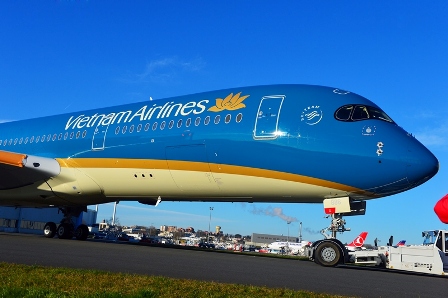 Chiếc A 350 XWB mang sắc màu đặc trưng là màu xanh và bông sen vàng