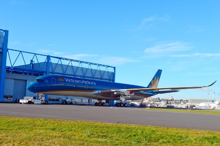 Chiếc A350 XWB đầu tiên của Vietnam Airlines vừa rời khỏi xưởng sơn tại nhà máy Airbus hôm 6/3.