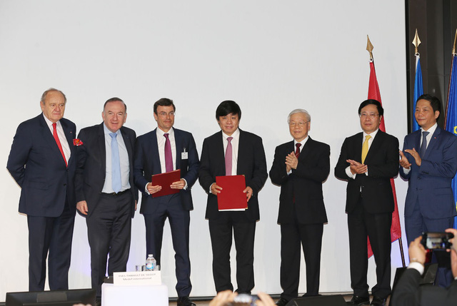 Ông Nguyễn Thanh Hùng – Phó Chủ tịch Hội đồng Quản trị Vietjet và ông Philippe Couteaux – Phó Chủ tịch cao cấp Safran Aircraft Engines và CFM trao chứng nhận MoU dưới sự chứng kiến của Tổng Bí thư Nguyễn Phú Trọng và các lãnh đạo cấp cao 